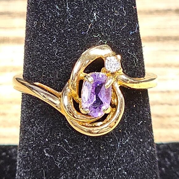 Gold tone Ring with Amethyst in the Center. Birthstone Ring!! Size - 7 - Picture 5 of 10